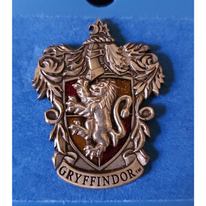 Universal Studios Wizarding World Harry Potter Gryffindor Crest Pin Badge New